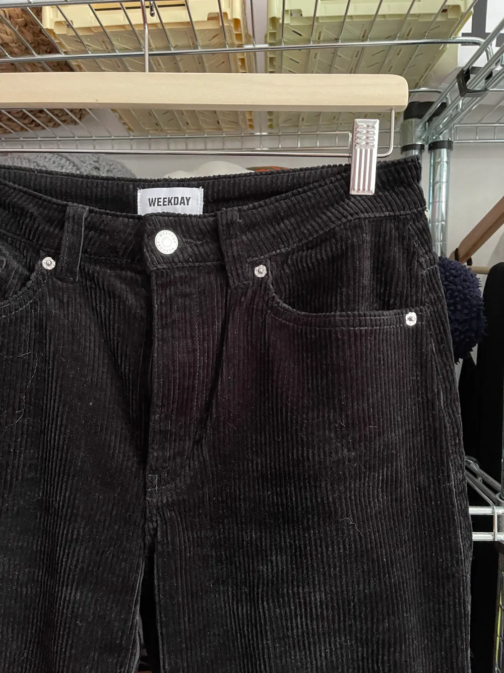 Skitsnygga manschester byxor från weekday i en djup svart kulör, bilderna gör inte deras färg rättvist🖤 Stretchiga och sköna! Perfekta helt enkelt !. Jeans & Byxor.
