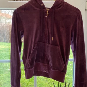 Juicy couture  - Fin lila juicy tröja! På ena snöret har den lilla detaljen åkt av! Nästan aldrig använd!