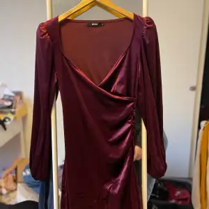 Vinröd klänning M. 