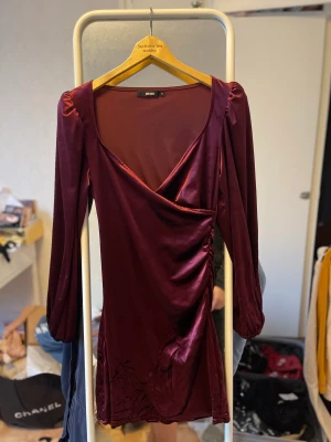 Röd klänning M - Vinröd klänning M. 