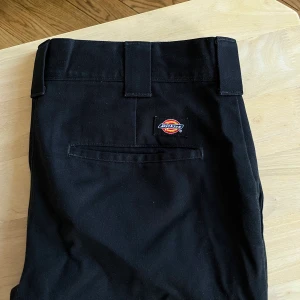 Svarta Dickies Strl 31/34 - Dunder Dickies i slimfit i storlek w31 l34, haft dem väldigt fräscha så inga fläckar eller liknande.