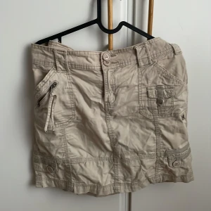 Kort cargo kjol - Kort cargo kjol med fickor ❤️