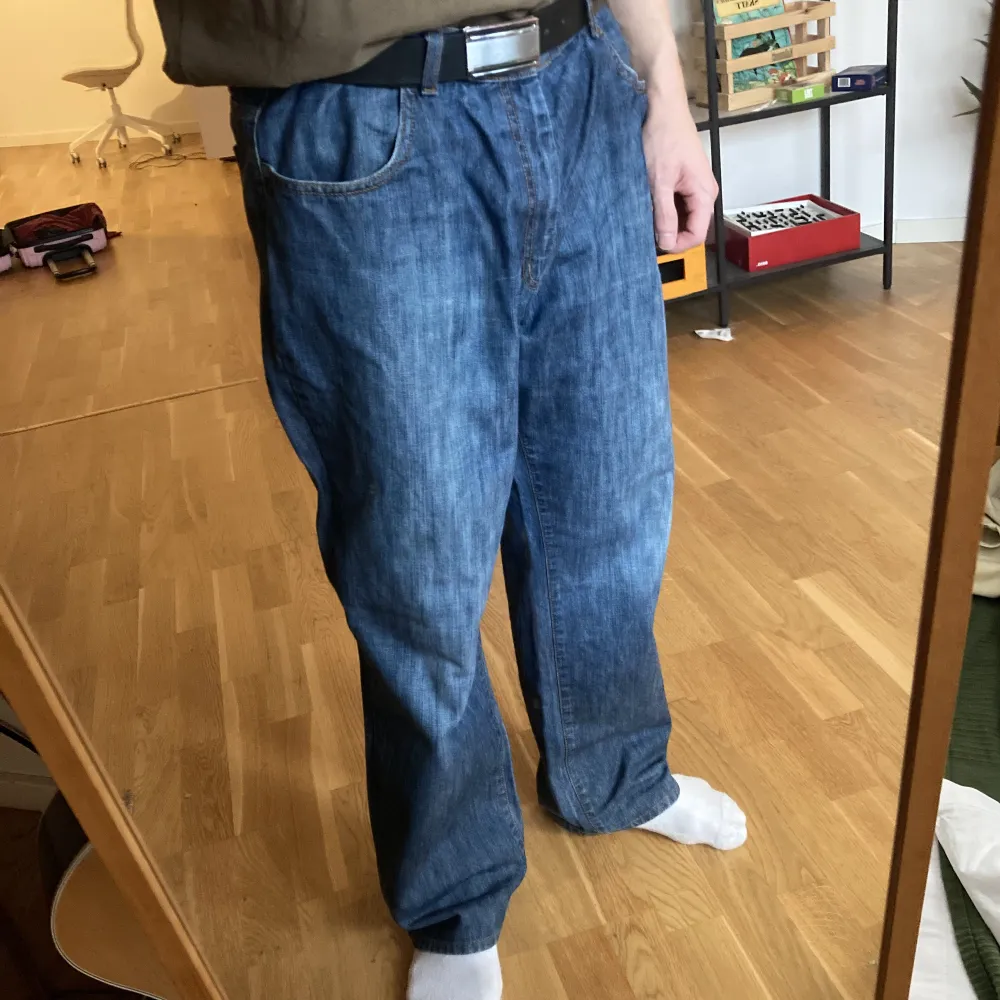 Oversize byxor i storlek 40. Fint skick utöver en väldigt liten skråma på framsida lår. Jag är 182cm och de passar mig fint med skärp.. Jeans & Byxor.