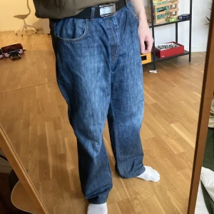 Vintage Timberland Baggy Jeans - Oversize byxor i storlek 40. Fint skick utöver en väldigt liten skråma på framsida lår. Jag är 182cm och de passar mig fint med skärp.