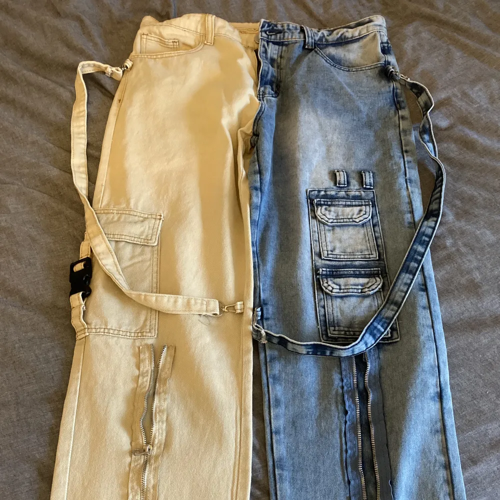 Rak passform, cargofickor i varierande stil på båda sidor. Storlek XL. Remmarna är löstagbara om de inte faller dig i smaken. (Se bild 1). Jeans & Byxor.