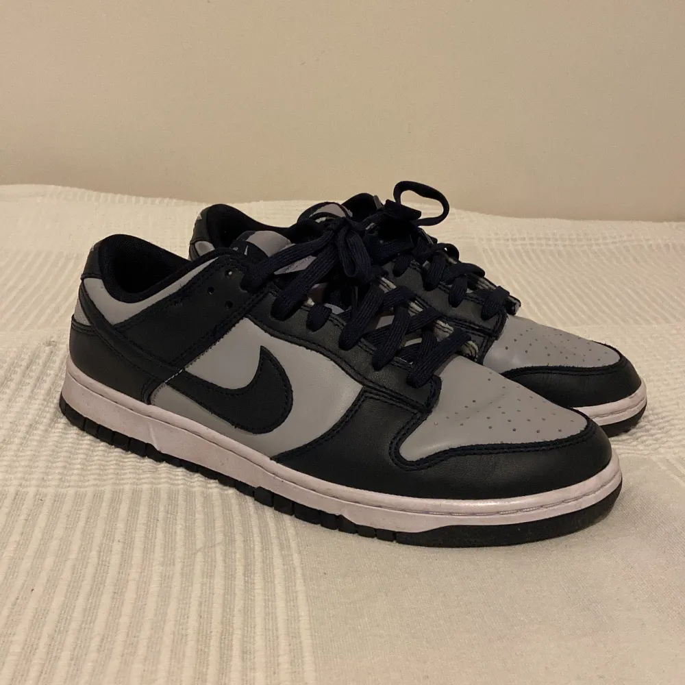 Nike Dunks ’Georgetown’ Storlek 44 EU Använda ca 4 gånger Overall bra skick Lite creasing Frakt ingår vid köp Skriv PM vid frågor eller funderingar. Skor.