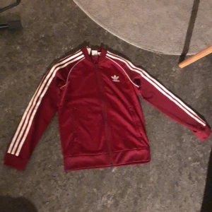 Adidas kofta röd - Röd adidaskofta storlek E 152  US M