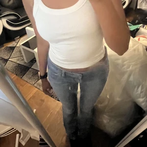 Lågmidjade tommy hilfiger jeans - ~Lägger upp igen pga oseriösa köpare~ Säljer nu mina skit snygga lågmidjade Tommy Hilfiger jeans 💗Modellen säljs inte längre i butik, och de är köpta för 1200kr, men säljer för 500kr. Skulle säga att de passar strl 36/38, själv brukar jag ha w28 o är 167💗