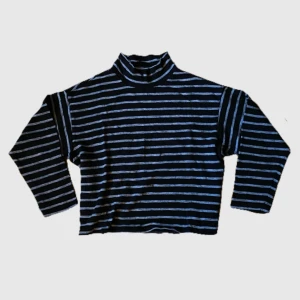 randig tröja - croppad svart/grå randig tröja💫 pris kan diskuteras 🌱