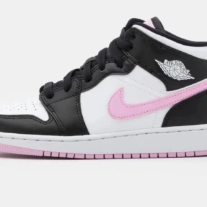 Jordans  - Köpte här på Plick men passade inte så bra 