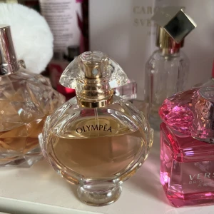 OLYMPÉA PARFYM - säljer min parfym från olympéa då jag inte hunnit använda den. Nypris är runt 600 kr å jag säljer för 150 kr! 30 ml & endast testad ❤️eftertraktad parfym!⭐️ söt parfym!