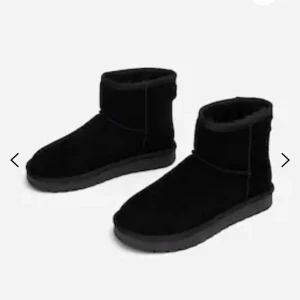 Uggs storlek 37  - Inte äkta men helt nya. Impregnerade så att de tål väta och smuts. 