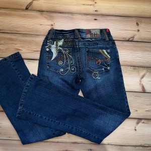 Lågmidjade utsvängda jeans - Säljer dessa fina y2k lågmidjade utsvängda jeans!! Jeansen är i jätte fin sick och tyget är strächig. Midjemåttet 73cm och innerbenslängd 78cm☺️