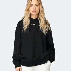 Säljer denna svarta Nike hoodie. Använd fåtal gånger och är nästan som i ny skick. Köptes för 600 o säljs för 170. Obs! Tryck ej på ”Köp dirket”.