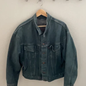 Levis jeansjacka - Croppad jeansjacka från levis köpt på beyond retro Boxy fit Size M fits s/m  