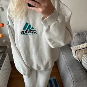 Vintage adidas sweatshirt  - Adidas sweatshirt köpt secondhand. Super snygg grå färg och passar till vad som! Den är oversized och passar alla beroende på hur man vill ha den.  Skriv för fler bilder eller frågor 💗 Tryck inte på köp nu!