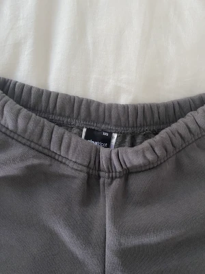 Mjukisbyxor - Mörkgrå mjukisbyxor från Gina tricot. Något croppade, sparsamt använda🤍