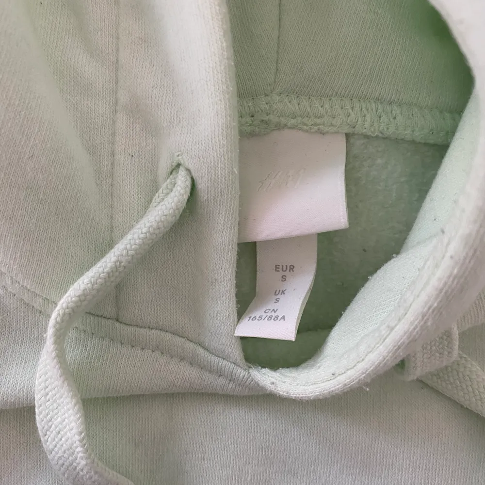 Oversized hoodie från HM. Väldigt ljus grön. Super skön, knappt använd🤍. Tröjor & Koftor.