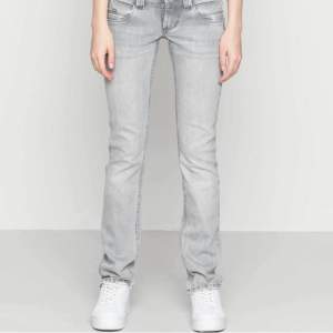 Ltb jeans , jätte fint skick men säljer på grund av att dom inte kommer till användning pris kan diskuteras, köpare står för frakt❤️