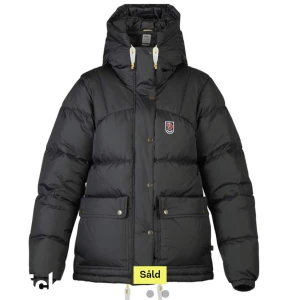 Fjällräven expedition - Köpte den här jackan av en tjej idag som tidigare köpte den i september. Köpte den av henne för 4000 och eftersom jag bara prövat den nu så säljer jag den för 3600. Den är i XS för herr men passar även på tjejer S-M skulle jag säga. Säljer pga fel storlek