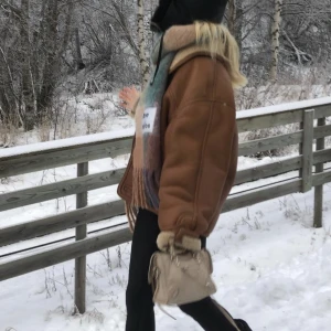 Acne halsduk - Säljer min absolut favorit halsduk som tyvärr inte längre kommer till användning:( köpt förra året på acne för 2400kr, är i väldigt bra skick och exakt samma som den på första bilden🫶🏼💞💞 inget under 1300kr kom själva med förslag☺️