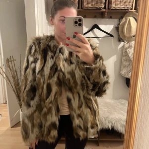 Mango faux fur coat  - Mango faux fur coat - perfekt för höst/vintern. 🤎Säljer alla jackor billigt pga av flytt - endast 300 KR! Swipa för att se hur den ser ut på! 