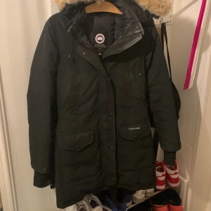 Canada goose stl xs - Jackan är i Xs som ni kan se är den lite skadad men den bärmer fortfarande.