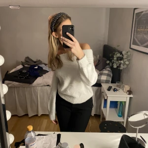 Vit stickad tröja  - Super fin stickad vit off shoulder tröja ifrån h&m. Kommer tyvärr inte till användning lägre💛
