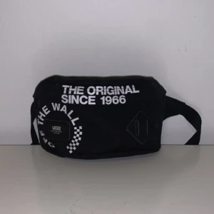 Väska Vans - En jätte cool svart Vans axelremsväska i fint skick. Ett stort fack med dragkedja och ett mindre med dragkedja på baksidan. Kan skickas  Kan mötas upp  Kolla gärna in min profil där jag även säljer fler saker.