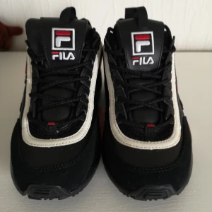 Fila - Fila skor som är använda två gånger. Inga defekter och i nyskick. 