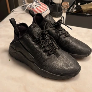 Nike Huarache 37,5 - Strl 37.5 använda Max 3 gånger men sulor finns ej då jag bytte 