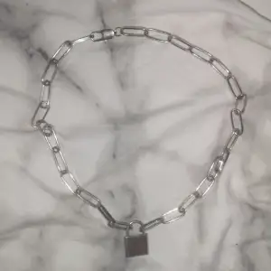 Halsband med lås på för 35kr från new Yorker 