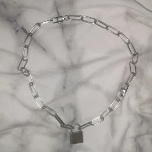 Halsband - Halsband med lås på för 35kr från new Yorker 