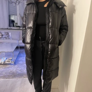 Pufferjacka  - Superfin jacka köpt på H&M, endast testad. 🌺Frakt: ca 70kr.  (Säljer pga  behöver ha en större storlek). -Jag är 175cm lång-