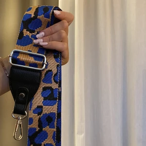 Väskrem! - En rem till väskor. Skitfin, oklart hur lång den är hehe