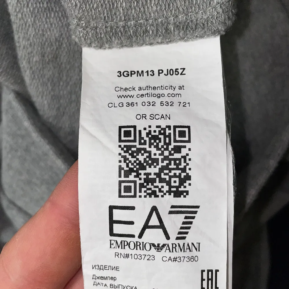 Hej, Säljer min EA7 tröja som är köpt på Boozt för ca 900kr, säljer pga att den är för liten och kommer aldrig till använda. Självklart går priset att diskutera  Möts k Stockholmsområdet  Köparen står för fraktkostnader . Tröjor & Koftor.