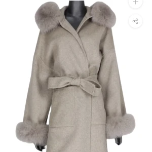 Kappa - Kappa med äkta päls justerbart band i midjan och avtagbar päls passar perfekt till vintern!!🥰❤️(ny pris 3000)