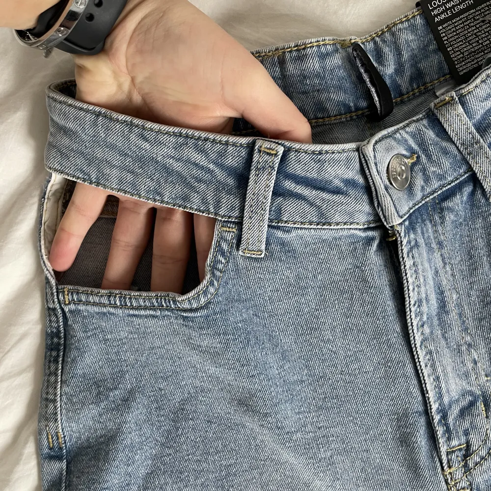 Lösa och högmidjade mom jeans  Stretchiga och super bekväma  Skit cool detalj med utskärning vid fickorna  Endast andvänd en gång tyvärr . Jeans & Byxor.