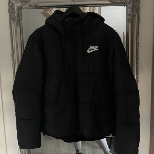 Nike-jacka - Nike sportwear höst/vinterjacka. Använd knappt en säsong. Bra passform och inte sliten! Stl M. Nypris: 1299:-  Säljs för 600:-