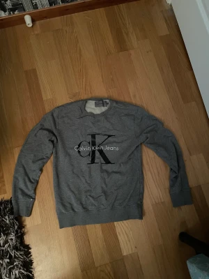 Calvin Klein tröja - Calvin Klein grå tröja, i skicket 8/10. Köpt för många år sen och inta använts på länge, denna populära modell har slutats sälja av Calvin Klein. 