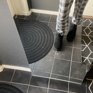 UGG - Jag säljer ett par uggs och jag gör de för att dom var för långa och använde aldrog dom dom är använda 2 gånger och köptes nyligen men lite smutsiga smutsiga kontakta för intresse!🙂