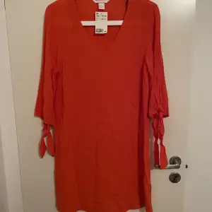 Oanvänd röd klänning/tunika 