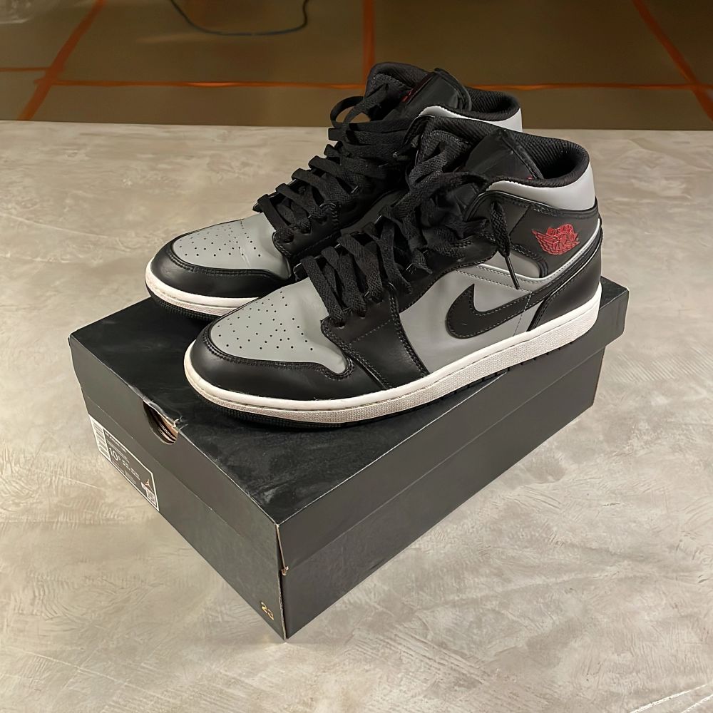 Svart Jordan 1 mid shadow red | Plick Second Hand