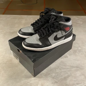 Jordan 1 mid shadow red - Jordan 1 mid i storlek 44,5 och har bara använts några gånger så dom är i väldigt bra skick samt köpta på kicksNstuff i Göteborg. Säljer dom på grund av att jag växt ur dom. 