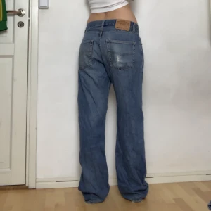 Baggy jeans - Mellan/ljusblå baggy jeans med låg midja!