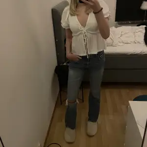 Säljer mina fina jeans från Gina tricot! Dessa är lite midrise/lågmidjade med en slitning på ena knät! 🥰 dom är full length, och jag är 175 som referens💕