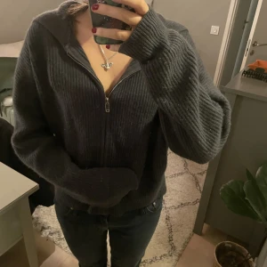 Mörkblå Kashmir zip hoodie - Så fin kashmir zip hoodie från hm premium selection. Köptes för 1200kr💓