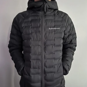 Peak Performance vinterjacka  - Svart Peak Performance vinterjacka i strlk S. Endast använd under en vintersäsong och i felfritt skick. Säljs vidare eftersom den inte längre blir använd.