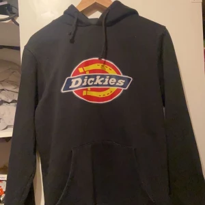 Dickies hoddie - Svart dickies hoddie i strl S, 250kr