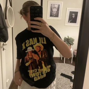 T-shirt med text - En t-shirt med enkelt lite 90-tals inspirerad text, den är ganska tjock så ingen vanlig tunn tröja. Säljer då det inte är min stil längre❤️